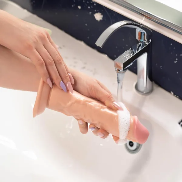 Gelişmiş dokuya sahip vantuz tabanlı dildo